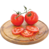 Drei Tomaten, zwei am Stiel und eine in Scheiben geschnitten, auf einem Holzbrett