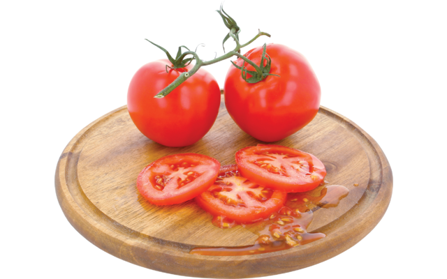 Drei Tomaten, zwei am Stiel und eine in Scheiben geschnitten, auf einem Holzbrett