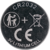 Ronde zilverkleurige batterij met 'CR2032' bovenaan, pictogram van een volwassene en een kind in een cirkel, plusteken, doorgehaalde afvalcontainer met wieltjes, 'CE'-logo en '3V LITHIUM CELL' onderaan