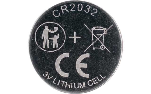 Ronde zilverkleurige batterij met 'CR2032' bovenaan, pictogram van een volwassene en een kind in een cirkel, plusteken, doorgehaalde afvalcontainer met wieltjes, 'CE'-logo en '3V LITHIUM CELL' onderaan