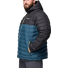 Man met blauwe en zwarte winterjas met capuchon