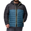 Mann trägt eine gesteppte Jacke in Dunkelblau und Schwarz mit grüner Reißverschlussleiste
