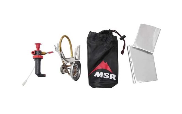 Links ein rotes und schwarzes Metall-/Kunststoffteil mit kleinem Hebel; daneben ein silbernes Metallteil mit gebogenem Messingrohr und klappbaren Zacken; in der Mitte ein schwarzer Kordelzugbeutel mit rotem Berglogo und weißer Schrift "MSR"; rechts z