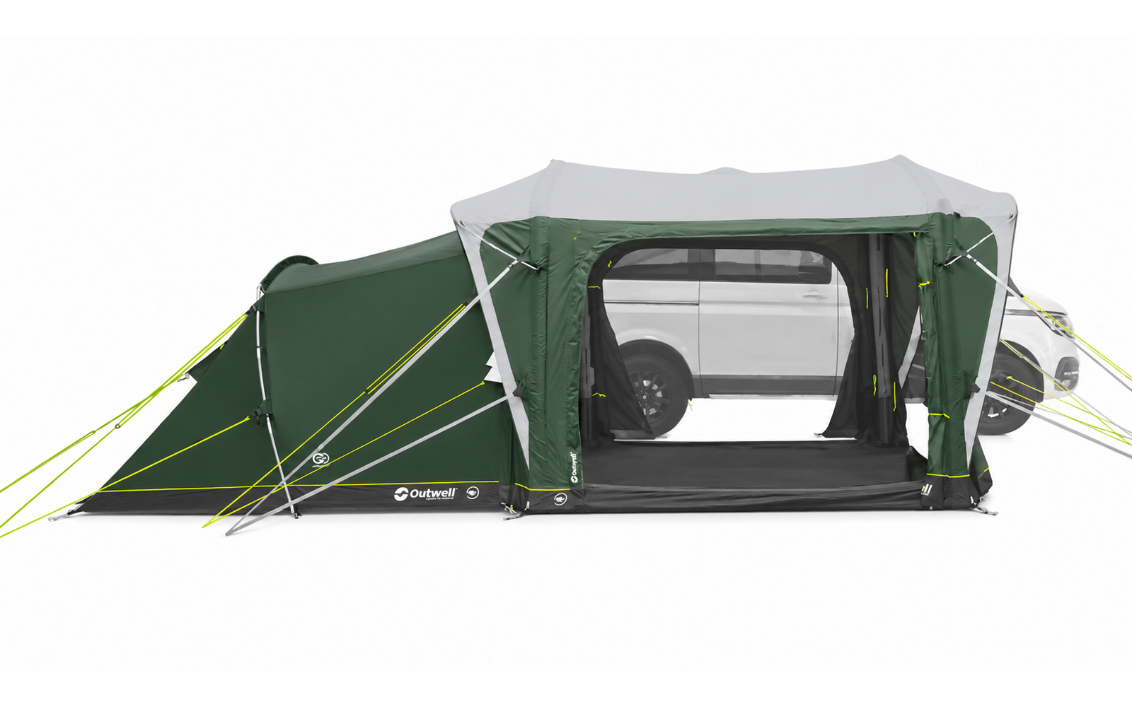 Tenda/tendalino verde e grigio con ingresso centrale aperto, tiranti tesi e una ruota bianca di veicolo visibile dall'apertura