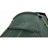 Primo piano di una tenda verde con una patta di tessuto sollevata su una cerniera, tiranti verde neon e una parte bianca della tenda sullo sfondo