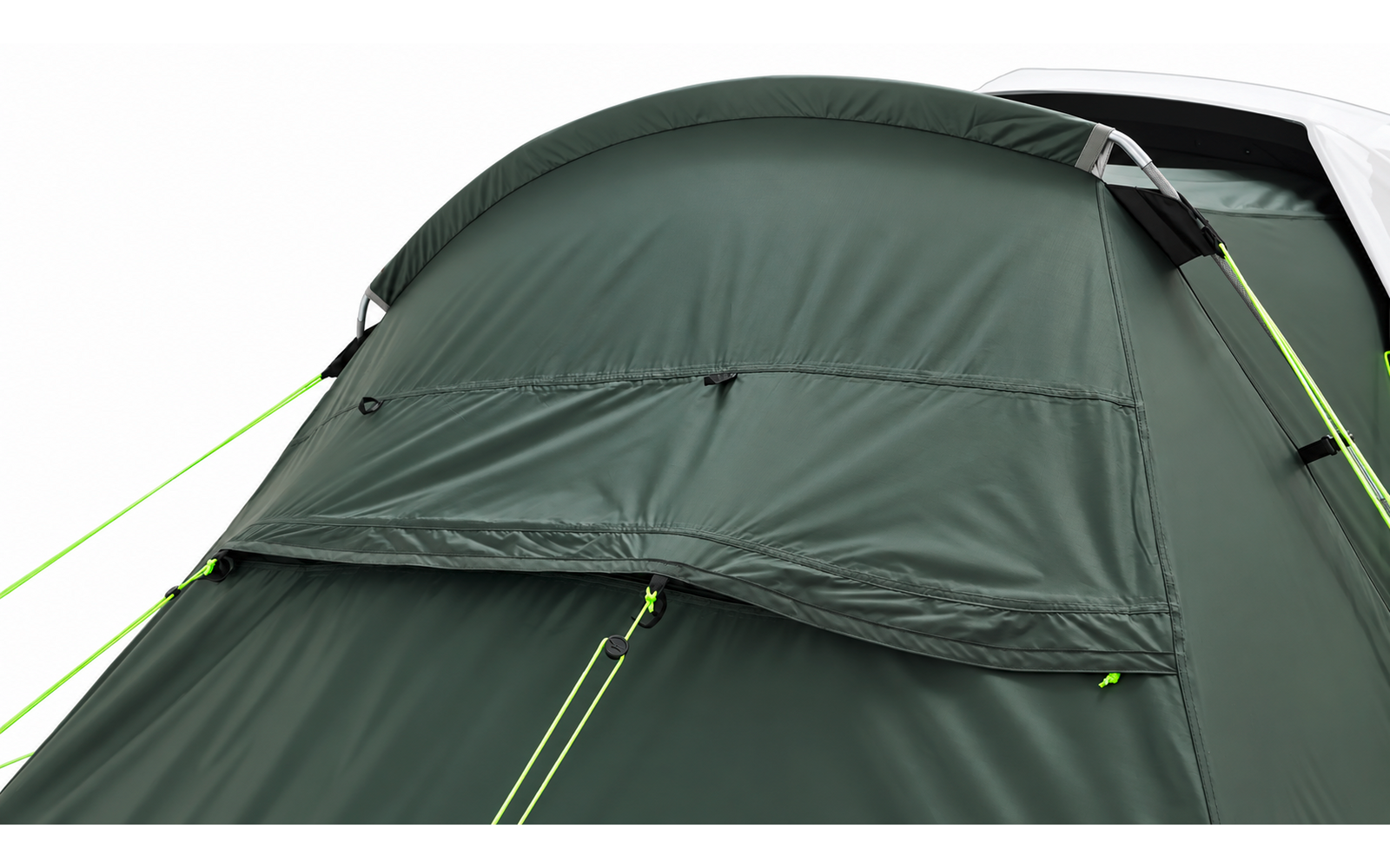 Primo piano di una tenda verde con una patta di tessuto sollevata su una cerniera, tiranti verde neon e una parte bianca della tenda sullo sfondo