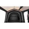 Tendalino gonfiabile scuro con area tenda interna, pavimento e striscia LED lungo l'arco superiore; bordo destro di un veicolo bianco visibile