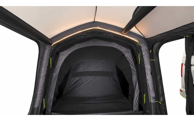 Tendalino gonfiabile scuro con area tenda interna, pavimento e striscia LED lungo l'arco superiore; bordo destro di un veicolo bianco visibile