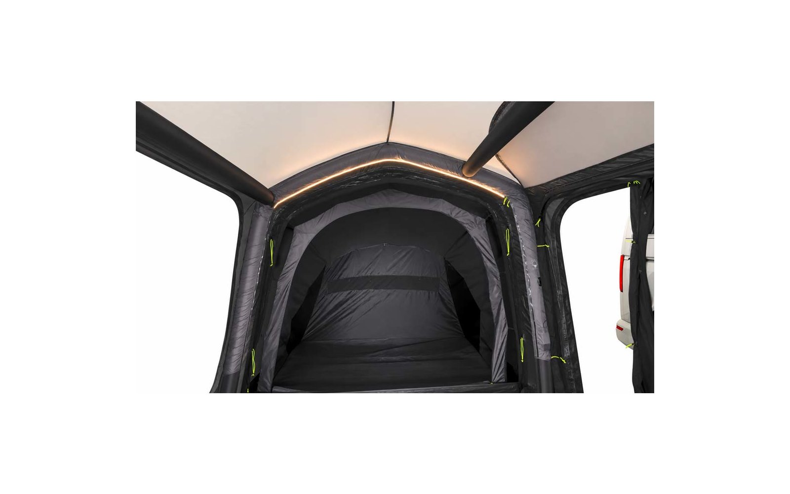 Tendalino gonfiabile scuro con area tenda interna, pavimento e striscia LED lungo l'arco superiore; bordo destro di un veicolo bianco visibile