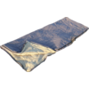 Sac de couchage bleu ouvert avec doublure claire en polaire posé sur du sable avec empreintes de pas