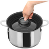 Main saisissant le bouton d'un couvercle en verre sur une casserole en acier inoxydable avec deux poignées