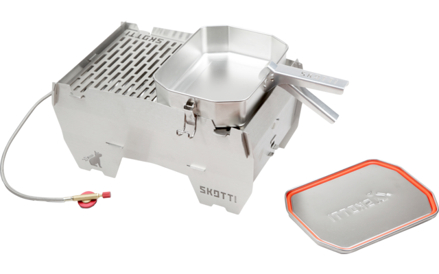 Petit gril portable en acier inoxydable avec surface de cuisson perforée, tuyau de gaz et régulateur raccordés, deux poêles rectangulaires empilées avec poignées et un couvercle rectangulaire séparé avec bord orange