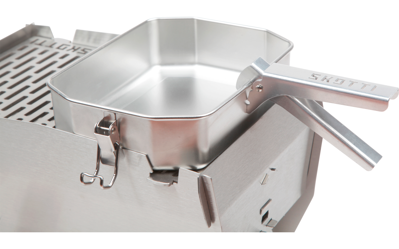 Récipient rectangulaire en acier inoxydable avec longue poignée et deux crochets sur une grille métallique