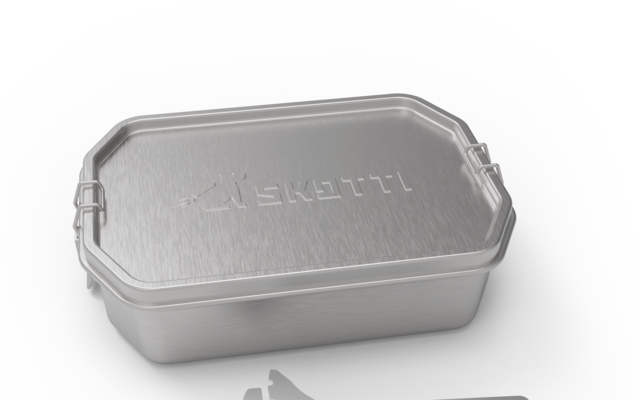 Envase metálico rectangular con tapa, junto a él un cubierto metálico plegado con la inscripción 'SKOTT!'