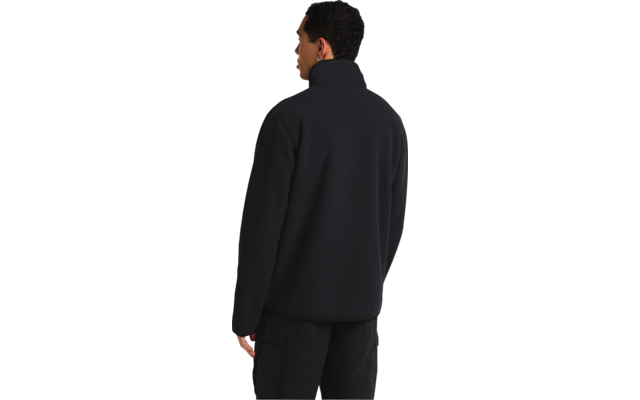 Person von hinten mit schwarzer Jacke und kurzem Haar