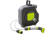 Enrouleur de tuyau gris et noir avec accents verts, tuyau d'arrosage déroulé et lance d'arrosage attachée sur fond blanc