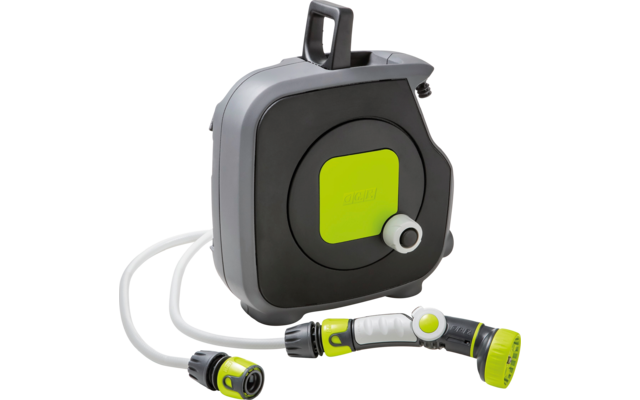 Enrouleur de tuyau gris et noir avec accents verts, tuyau d'arrosage déroulé et lance d'arrosage attachée sur fond blanc