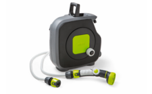 Grijs-zwart slanghaspel met groene accenten, uitgetrokken tuinslang en aangesloten sproeikop op witte achtergrond