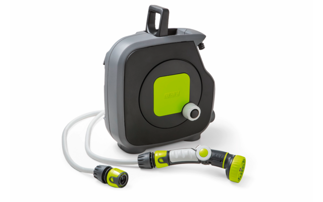 Grijs-zwart slanghaspel met groene accenten, uitgetrokken tuinslang en aangesloten sproeikop op witte achtergrond