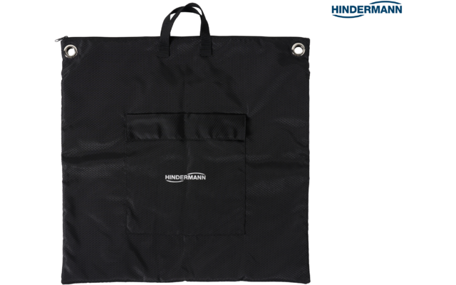 Schwarzes quadratisches Stofftuch mit Trageschlaufe oben, zwei Metallösen oben links und rechts, mittige aufgesetzte Tasche mit Klappe, weißer Schriftzug HINDERMANN auf der Tasche und kleines Logo oben rechts