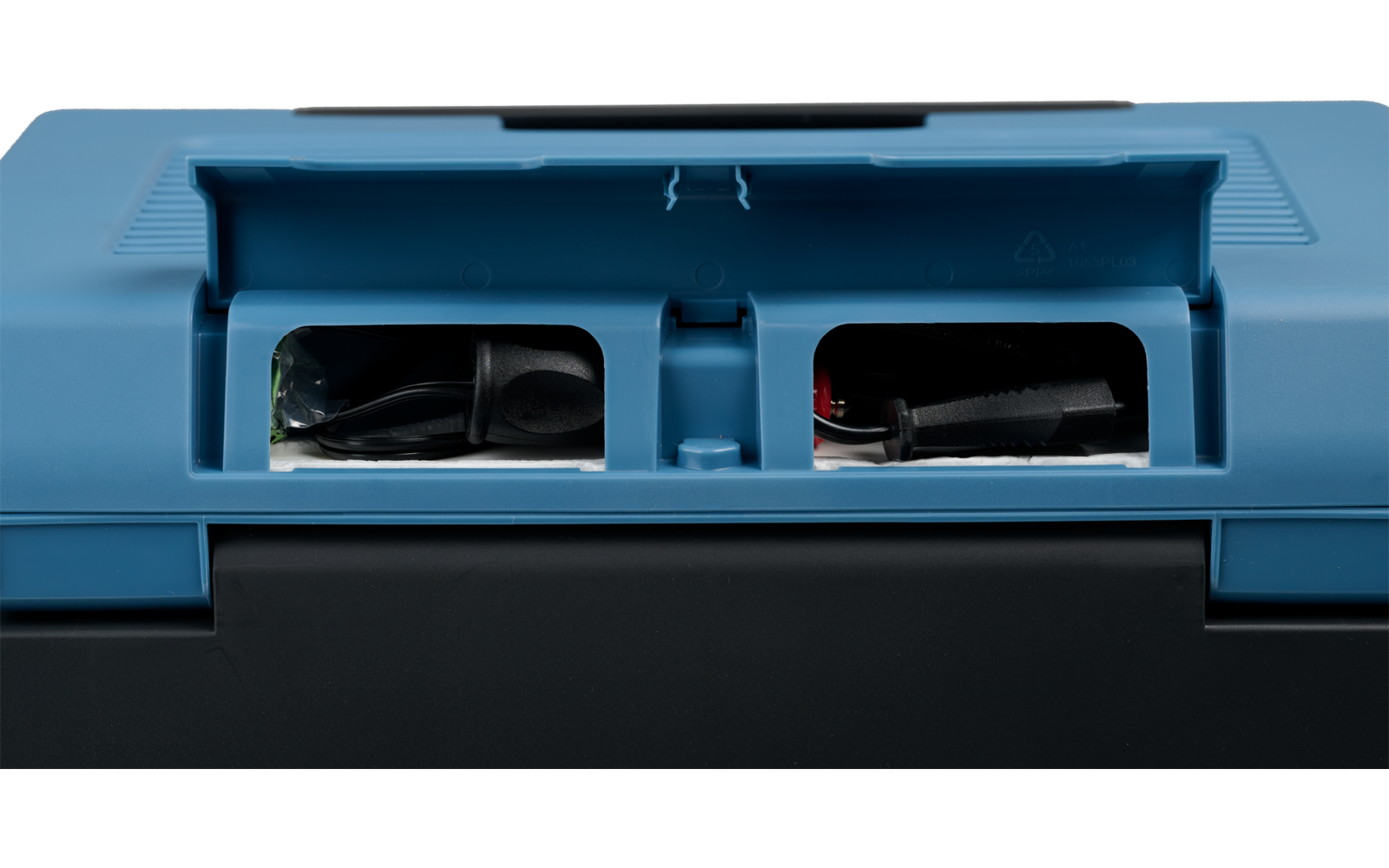 Blaues Plastikgehäuse mit schwarzem Unterteil und zwei rechteckigen Öffnungen, in denen schwarze Kabel liegen