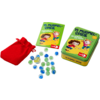 Jeu avec une pochette rouge, de nombreuses pièces de jeu transparentes et deux boîtes métalliques vertes avec impression