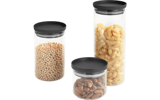 Drie doorzichtige plastic containers met zwarte deksels, gevuld met kikkererwten, cashewnoten en amandelen
