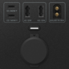 Apparatenpaneel met twee USB-C-poorten met opschrift 'C1: 140W' en 'C2: 140W', twee USB-A-poorten met opschrift 'A1: 12W' en 'A2: 12W', twee gouden solarkontactterminals met opschrift 'SOLAR 10-30V', een centraal smalle USB-C-poort en een ronde afdekking van een aansluiting met een klein driehoekje erboven