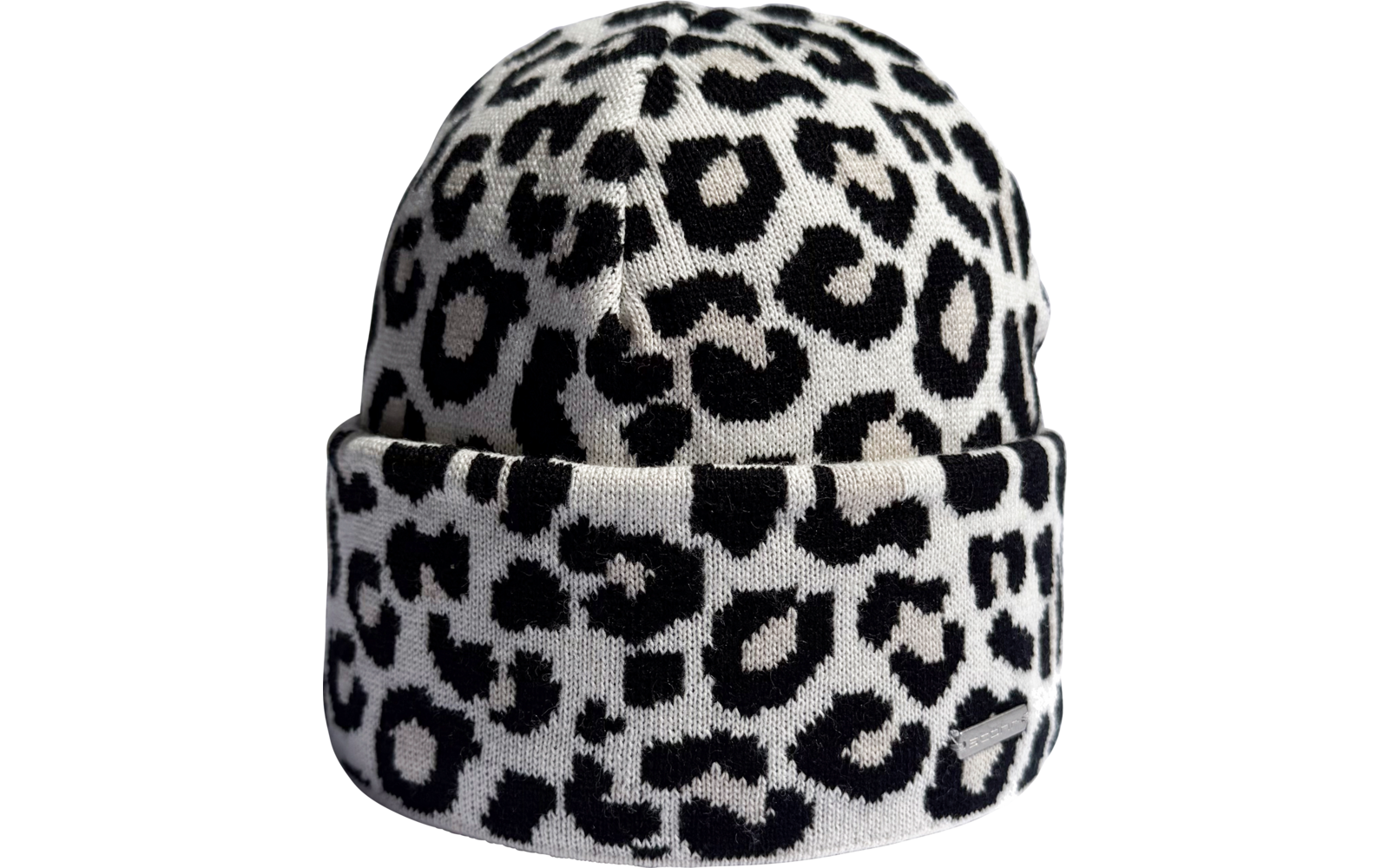 Mütze mit Leopardenmuster vor weißem Hintergrund