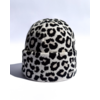 Mütze mit Leopardenmuster vor weißem Hintergrund