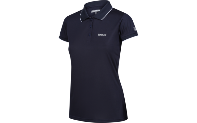 Navyblaues tailliertes Kurzarm-Poloshirt mit Kragen, Drei-Knopf-Leiste, weißer Paspel an Kragen und Ärmeln, kleinem weißen Logoschriftzug auf der Brust und Patch am linken Ärmel