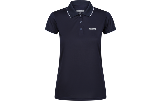 Dunkelblaues Poloshirt mit kurzen Ärmeln, drei Knöpfen, weißer Paspel am Kragen und kleinem weißen Logo links auf der Brust