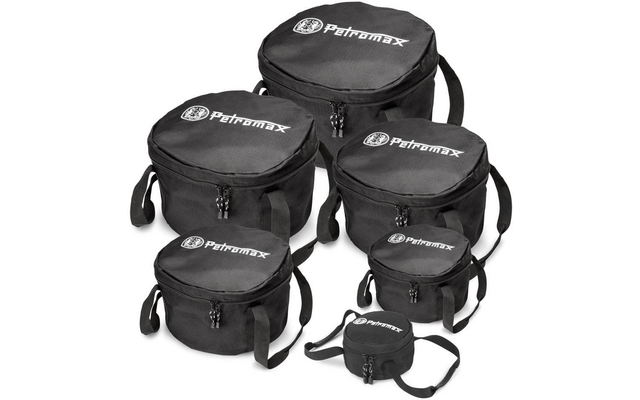 Sechs schwarze, runde Tragetaschen verschiedener Größen mit Reißverschlüssen, Tragegriffen und weißem "Petromax"-Logo auf den Deckeln