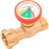 Gros plan d'une vanne en laiton avec un manomètre rond (vert, jaune, rouge) à bordure rouge et deux raccords filetés