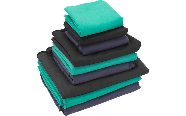 Stapel gefalteter Kleidungsstücke in Türkis, Dunkelgrau und Dunkelblau