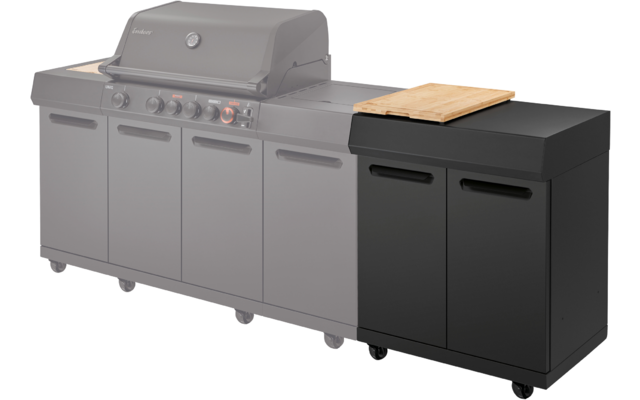 Großer Grill mit geschlossener Haube und vier Drehknöpfen, darunter drei Schranktüren; rechts ein schwarzer Rollwagen mit zwei Türen und einer Holzschneideplatte oben
