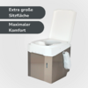 Toilette mit offenem weißem Sitzdeckel, braunem Unterbau und seitlichem Rollenhalter; links zwei dunkelgraue, abgerundete Felder mit weißer deutscher Aufschrift 'Extra große Sitzfläche' und 'Maximaler Komfort'