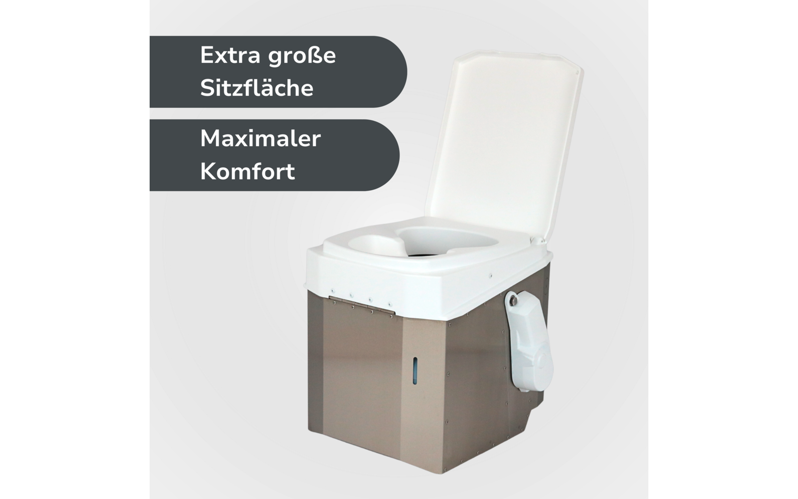 Toilette mit offenem weißem Sitzdeckel, braunem Unterbau und seitlichem Rollenhalter; links zwei dunkelgraue, abgerundete Felder mit weißer deutscher Aufschrift 'Extra große Sitzfläche' und 'Maximaler Komfort'