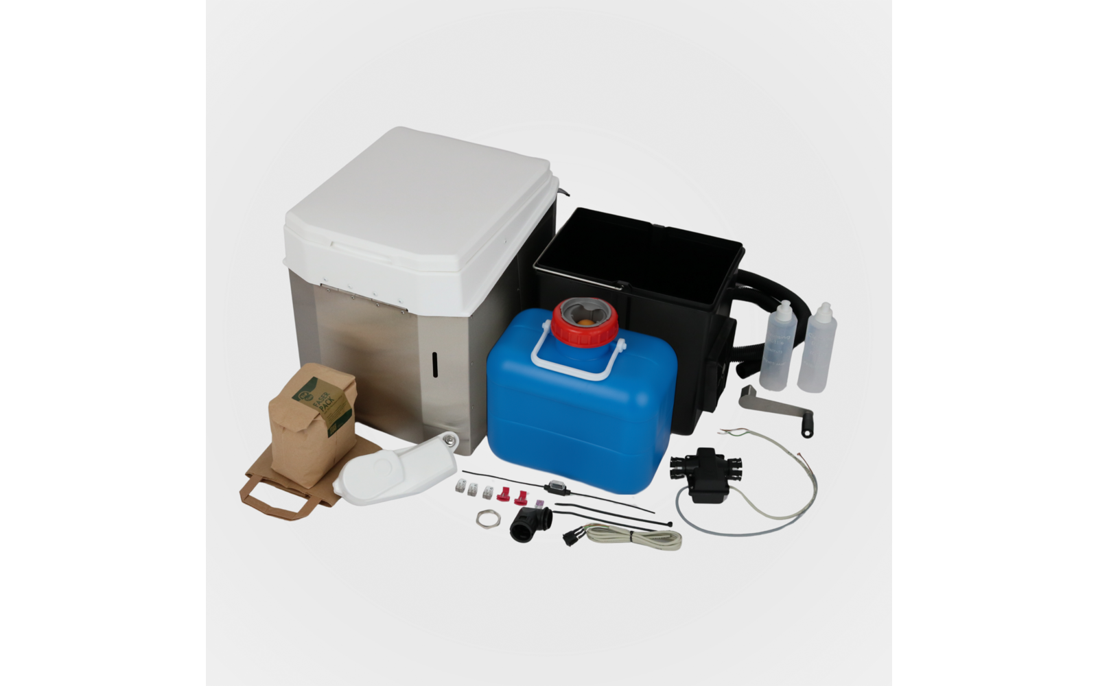 Weißer rechteckiger Behälter mit Deckel und metallischem Korpus, blauer Kunststoffkanister mit rotem Verschluss, schwarzer rechteckiger Behälter, zwei weiße Druckflaschen, braunes Papierpaket, diverses kleines Zubehör wie Schläuche, Kabel, Dichtungen