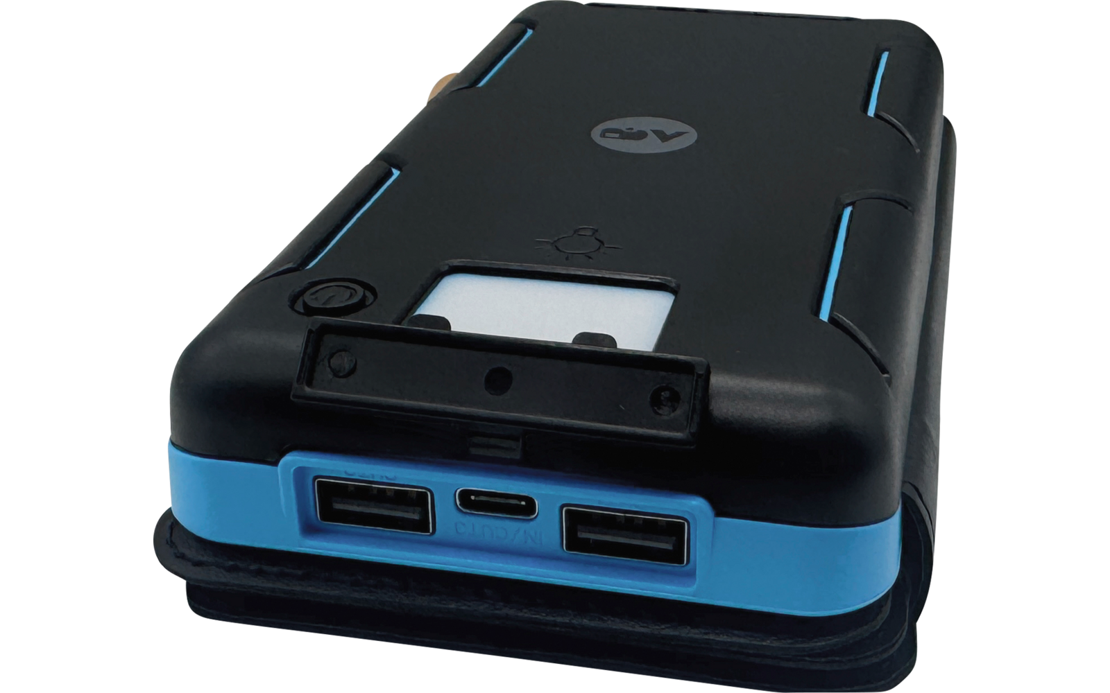 Schwarzes rechteckiges Gerät mit blauen Kanten, an der Vorderseite zwei USB‑A‑Anschlüsse, ein USB‑C‑Anschluss, kleines rechteckiges Display und drei kleine runde Öffnungen