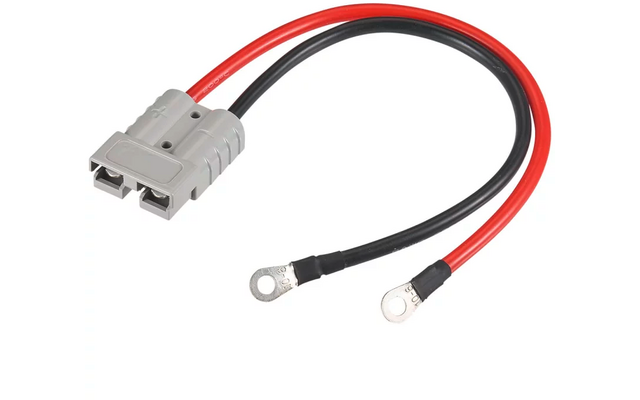 Grauer Steckverbinder mit zwei rechteckigen Buchsen, daran ein rotes und ein schwarzes Kabel, jeweils mit Metall-Ringöse an den Enden