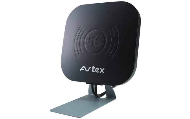 Schwarzes, abgerundetes quadratisches Gerät mit geprägter 5G-Markierung und avtex-Logo auf grauem Ständer