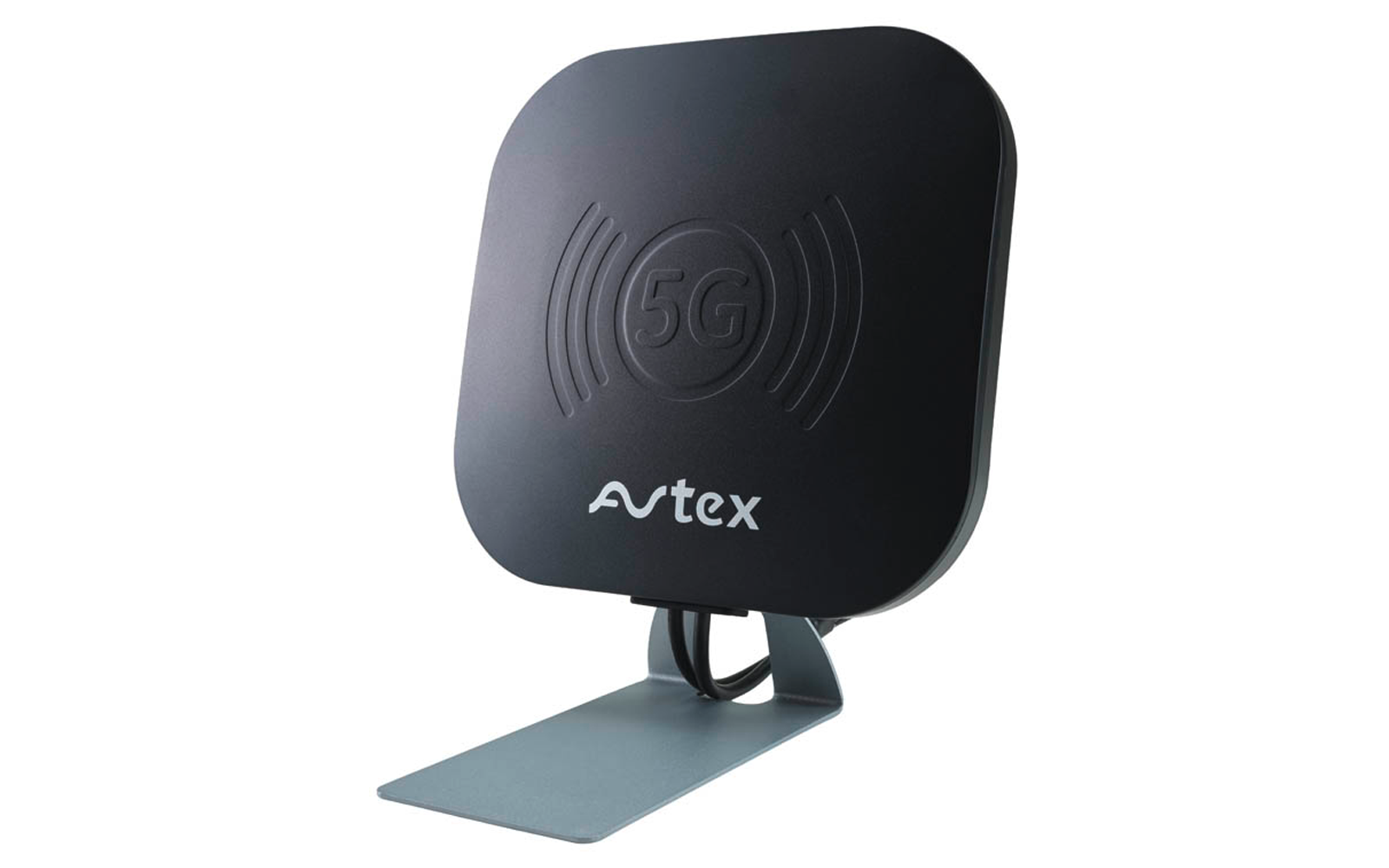 Schwarzes, abgerundetes quadratisches Gerät mit geprägter 5G-Markierung und avtex-Logo auf grauem Ständer
