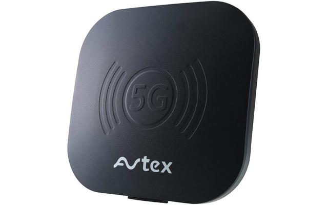 Schwarzes abgerundetes quadratisches Gerät mit geprägtem Kreis und '5G' in der Mitte, wellenförmigen Signallinien und weißem 'Avtex'-Logo unten