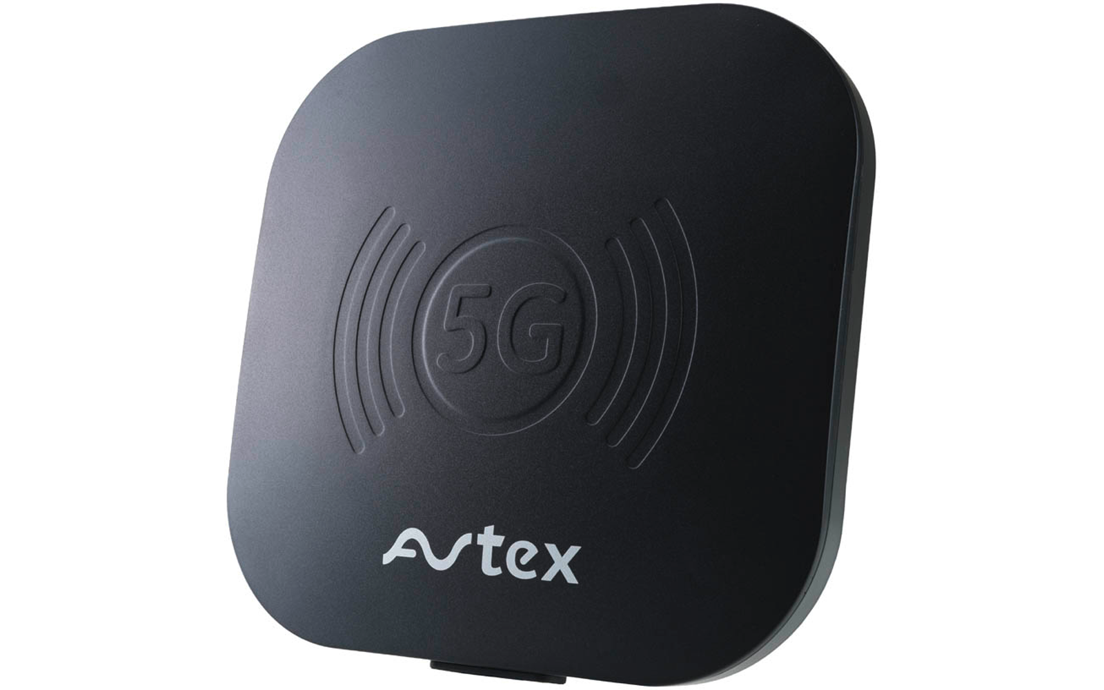 Schwarzes abgerundetes quadratisches Gerät mit geprägtem Kreis und '5G' in der Mitte, wellenförmigen Signallinien und weißem 'Avtex'-Logo unten
