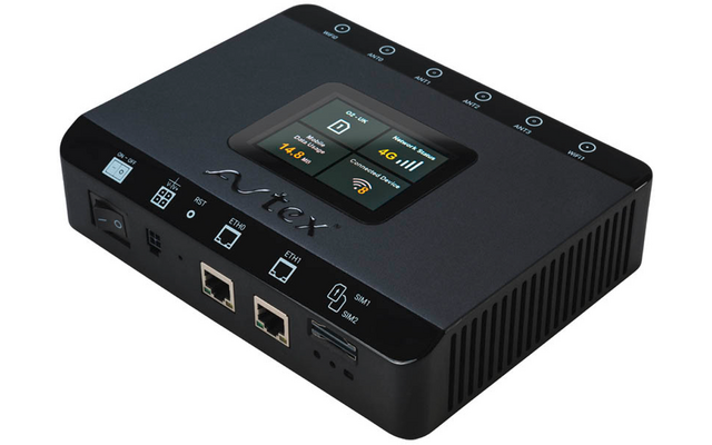 Schwarzes rechteckiges Gerät mit kleinem Farbdisplay, auf dem "4G" und Empfangsbalken zu sehen sind, zwei Ethernet‑Ports (RJ45), SIM‑Kartensteckplatz, Status‑LEDs und mehrere Tasten