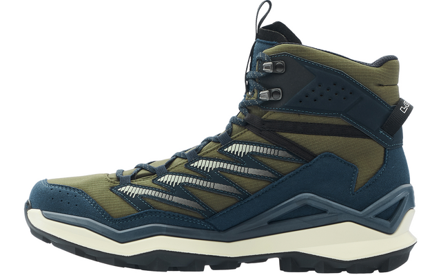 Seitenansicht eines hohen Schnürstiefels in Olivgrün und Dunkelblau, mit Zugschlaufe an der Ferse, Metallösen, sichtbaren Schnürsenkeln und profilierter Gummisohle