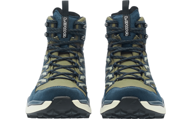 Coppia di scarpe alla caviglia verde oliva e blu scuro, viste frontalmente affiancate, lacci e suole scolpite visibili