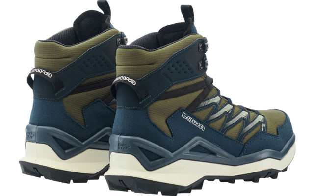Coppia di scarpe da trekking alte alla caviglia verde oliva e blu scuro con lacci, tallone rinforzato, suole scolpite robuste e logo 'Lowa' visibile