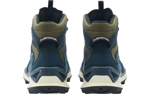 Vista posteriore di un paio di scarpe blu con collo verde oliva, fodera nera, suole bianche e logo 'LOWA' sui talloni
